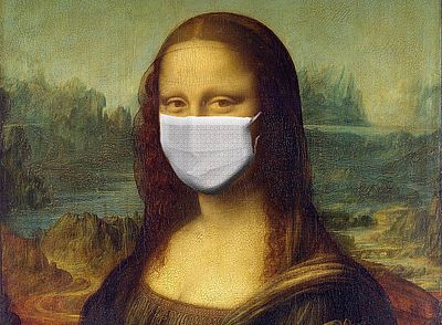 Das Bild zeigt das Gemälde der Mona Lisa von Leonardo da Vinci mit Atemschutzmaske vor Mund und Nase.