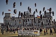 Das Bild zeigt Aktivisten der Aktion Aufschrei gegen Rüstungsexporte bei einer Ballonaktion in Berlin