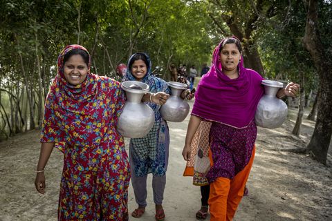 Wasserträgerinnen in Bangladesh