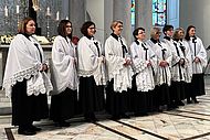 Das Bild zeigt die ersten neun Frauen, die in der Evangelisch-Augsburgische Kirche in Polen Pfarrerinnen werden durften