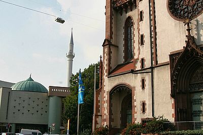 Eine Moschee steht neben einer alten Kirche in Mannheim